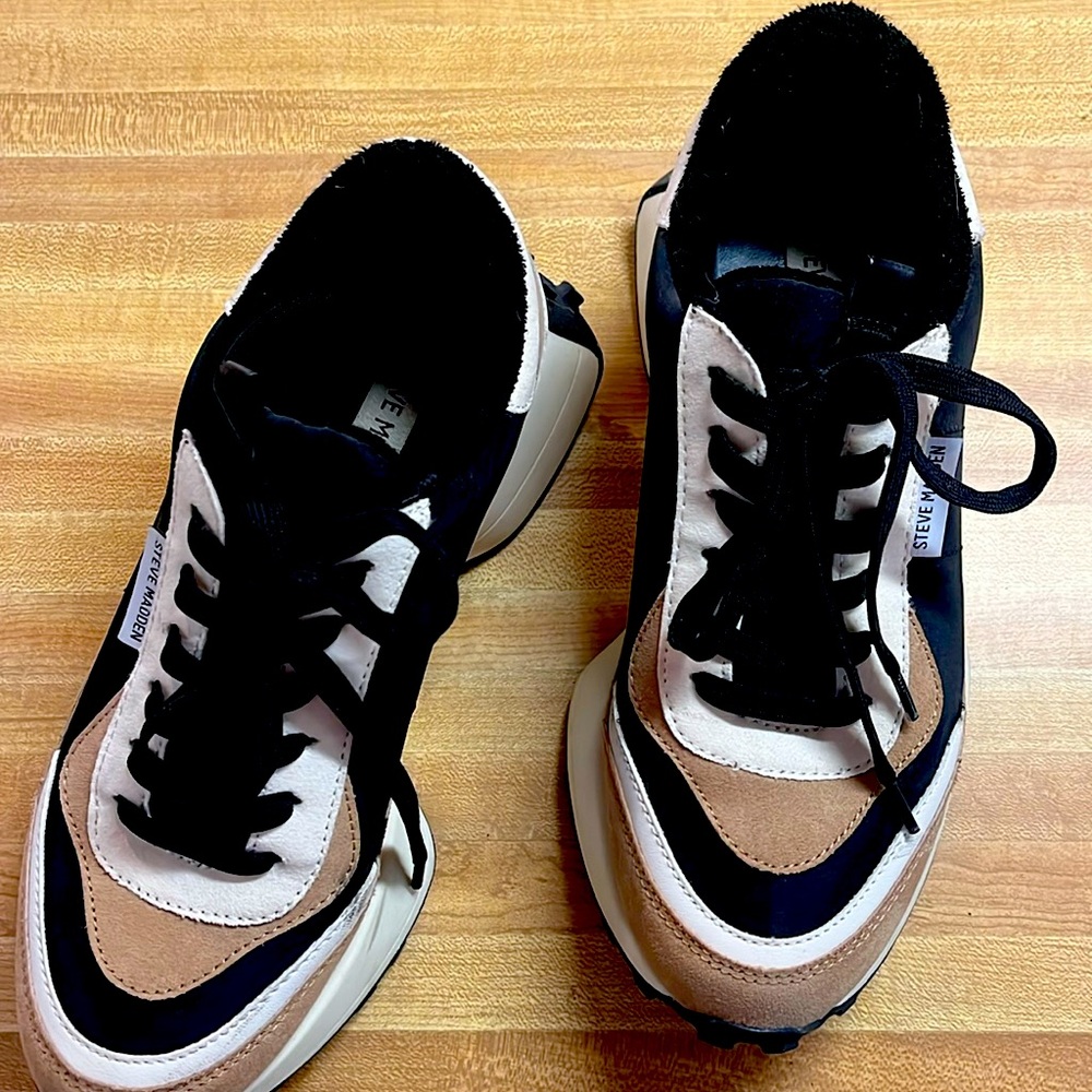 Woman’s 8.5 Steve Madden sneakers